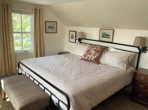 3 dormitorios, escritorio, tabla de planchar con plancha y cuna de viaje