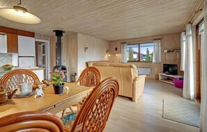 Smart TV, fireplace - Nice home in Hadsund with kitchen (Hadsund)