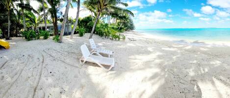 Vlak bij het strand, ligstoelen, strandlakens