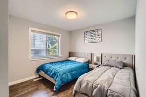 3 habitaciones, escritorio, tabla de planchar con plancha y wifi gratis 