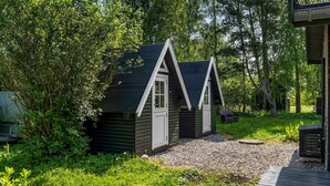 A rustic cabin with a gravel path leading to it, surrounded by lush greenery. - Stunning home in Sjællands Odde (Sjællands Odde)
