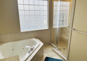 Combined shower/bathtub, jetted bath, hair dryer, towels