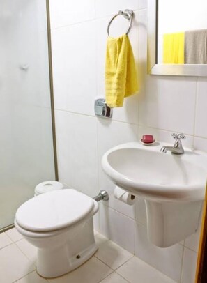 Family Double or Twin Room, City View, Corner | Bathroom | Deep soaking tub, rainfall showerhead, towels - Nina Pousada e Refeições  (Paracatu)