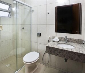 Habitación familiar con 1 cama doble o 2 individuales, vistas a la ciudad, en esquina | Baño | Bañera profunda, cabezal de ducha tipo lluvia y toallas