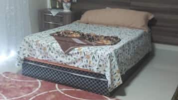 Quarto casal ou duplo família, vista para a cidade, no canto | Ferros/tábuas de passar roupa, Wi-Fi de cortesia, roupa de cama