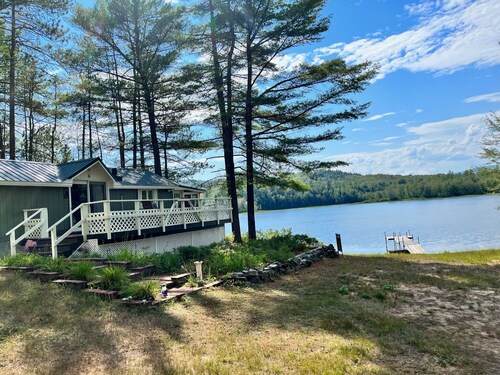 Sweet waterfront cottage, stunning sunsets, private, sleeps 4-8
