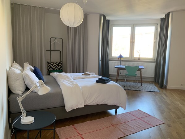 2 bedrooms, travel cot, WiFi, bed sheets