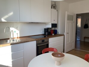 Fridge, oven, stovetop, dishwasher