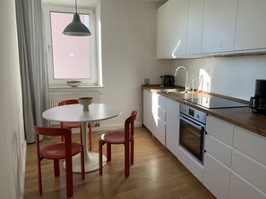 Fridge, oven, stovetop, dishwasher