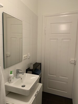 Shower - Charming city apartment in the historic textile district || central&quiet (Augsburg)