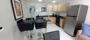 Refrigerador, microondas, parrilla de estufa y lavavajillas 