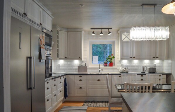 Réfrigérateur, plaque de cuisson, lave-vaisselle, cafetière/bouilloire