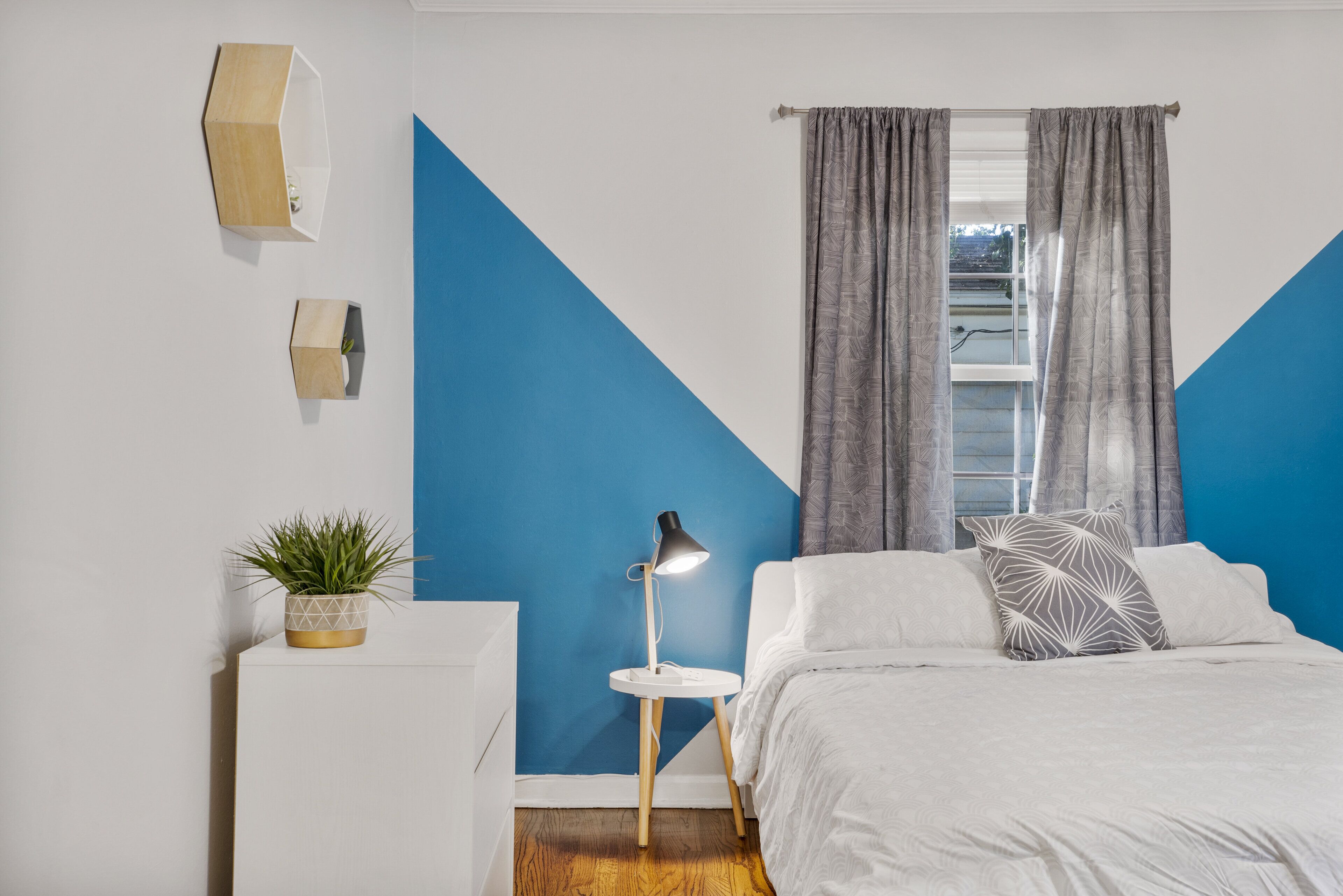 2 chambres, bureau, fer et planche à repasser, lit parapluie