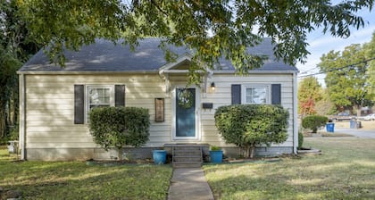 Clean and Stylish Home- walking distance to Tulsa Expo and Route 66.