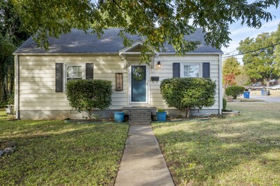 Clean and Stylish Home- walking distance to Tulsa Expo and Route 66.