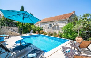 Unclassified image, 2 of 49, button