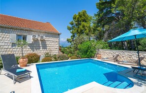 Unclassified image, 4 of 49, button