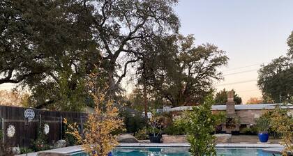The Garden Cottage House with stunning large pool/jacuzzi, baby grand piano