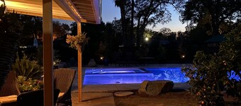 The Garden Cottage House with stunning large pool/jacuzzi, baby grand piano