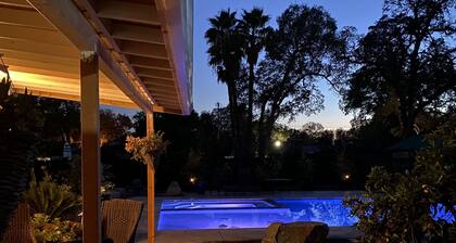 The Garden Cottage House with stunning large pool/jacuzzi, baby grand piano