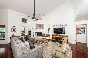 Smart-TV, Videospiele, DVD-Player, Tischfußball