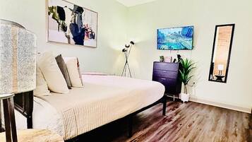 2 slaapkamers, een bureau, een strijkplank/strijkijzer, reisbedje