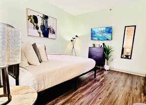 2 slaapkamers, een bureau, een strijkplank/strijkijzer, reisbedje