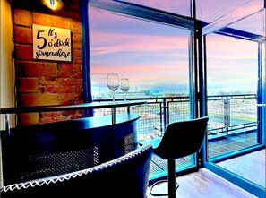 Interior - Downtown Sleeps 8 By Cedar Point Sports Force Kalahari! (Sandusky)