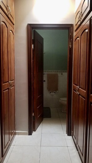 Ein Flur mit Holztüren zu einem Badezimmer.