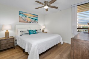 1 soverom, skrivebord, strykejern/-brett og reiseseng for barn