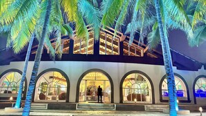 A hotel with arched windows and a central fountain. - HOTEL TESORO BEACH (La Herradura)