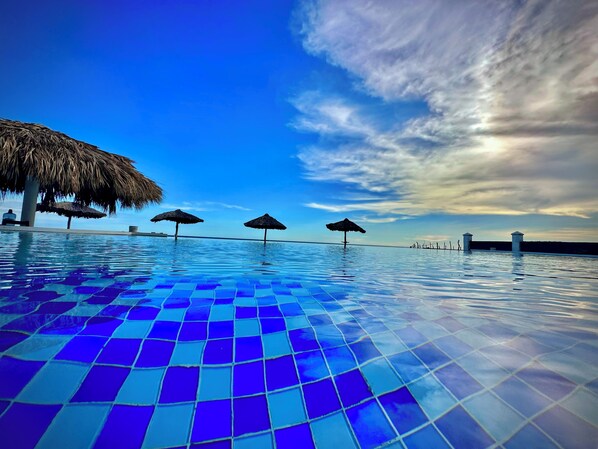 4 outdoor pools - HOTEL TESORO BEACH (La Herradura)