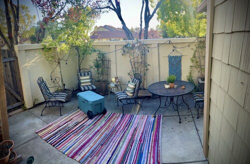 Roomy Petaluma condo close to parks and shops