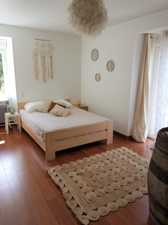 5 bedrooms, desk, iron/ironing board, travel cot. Longère (130m²) in quiet countryside: 5 bedrooms, large kitchen, garden.