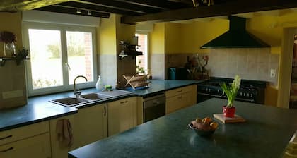 Longère (130m²) in quiet countryside: 5 bedrooms, large kitchen, garden.