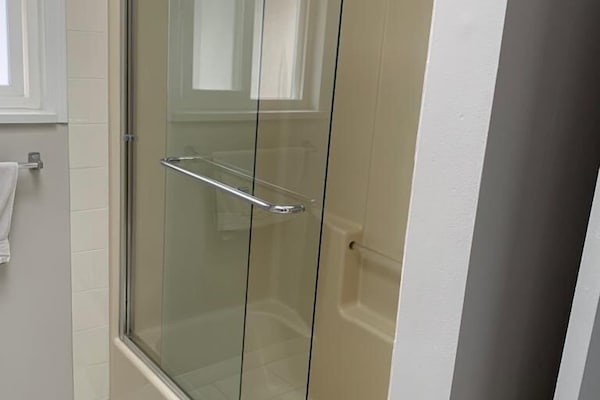 Combined shower/bathtub, hair dryer, towels, soap