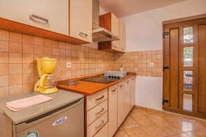 Fridge, stovetop, coffee/tea maker, toaster - Holiday apartment in the center of Njivice (Njivice)
