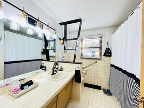 Combined shower/bathtub, hair dryer, towels, soap