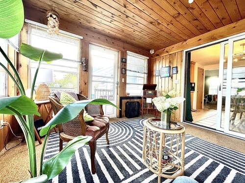 Near Lambeau • Fully Fenced Yard • Speakeasy • Sunroom • Cotton Candy Machine