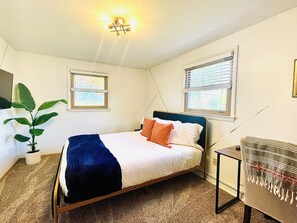 3 bedrooms, desk, iron/ironing board, travel cot - Near Lambeau • Fully Fenced Yard • Speakeasy • Sunroom • Cotton Candy Machine (Green Bay)