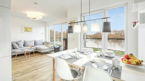 Eine moderne Küche mit Essbereich, großen Fenstern und Seeblick.