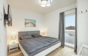 2 bedrooms, travel cot, free WiFi - Nice home in Tossens with WiFi (Tossens)