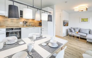 Geladeira, micro-ondas, cooktop, lava-louças