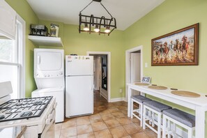 Frigorífic, microones, forn i placa de cuina 