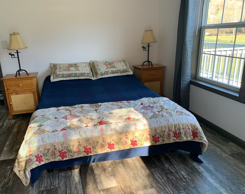 Windham resort area. Pet friendly home with mountain views, near hiking trails. Greene County