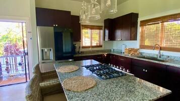 Kjøleskap, mikrobølgeovn, ovn og kokeplater