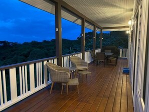 Outdoor dining - Havana Palms, 2 Bedroom Paradise (Milton Bight)