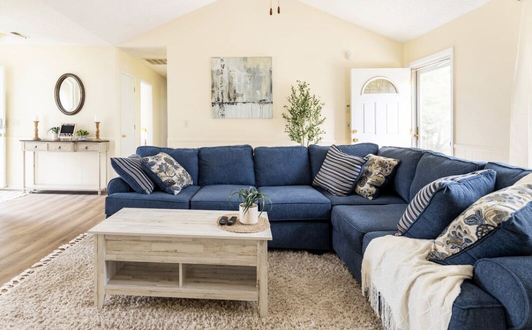 Smart TV, libros y oficina 