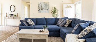 Centally located w/ coffee bar, theatre/gameroom