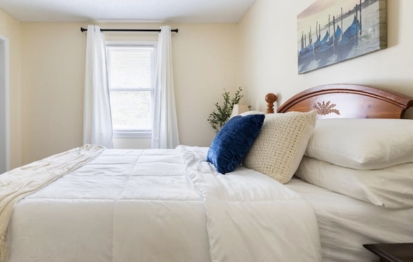 4 bedrooms, desk, iron/ironing board, WiFi